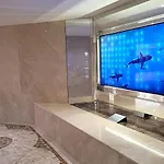 Center Bay T4 *