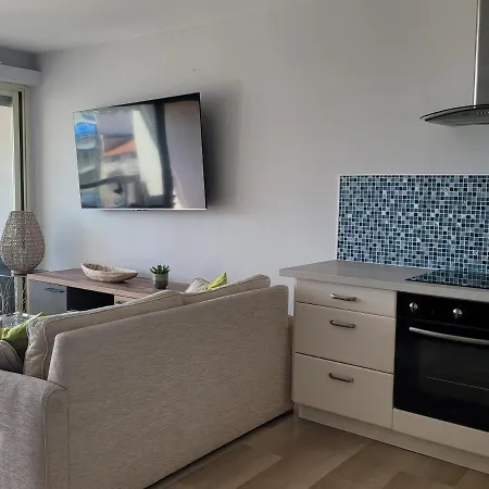 Center Bay T4 * أنتيب